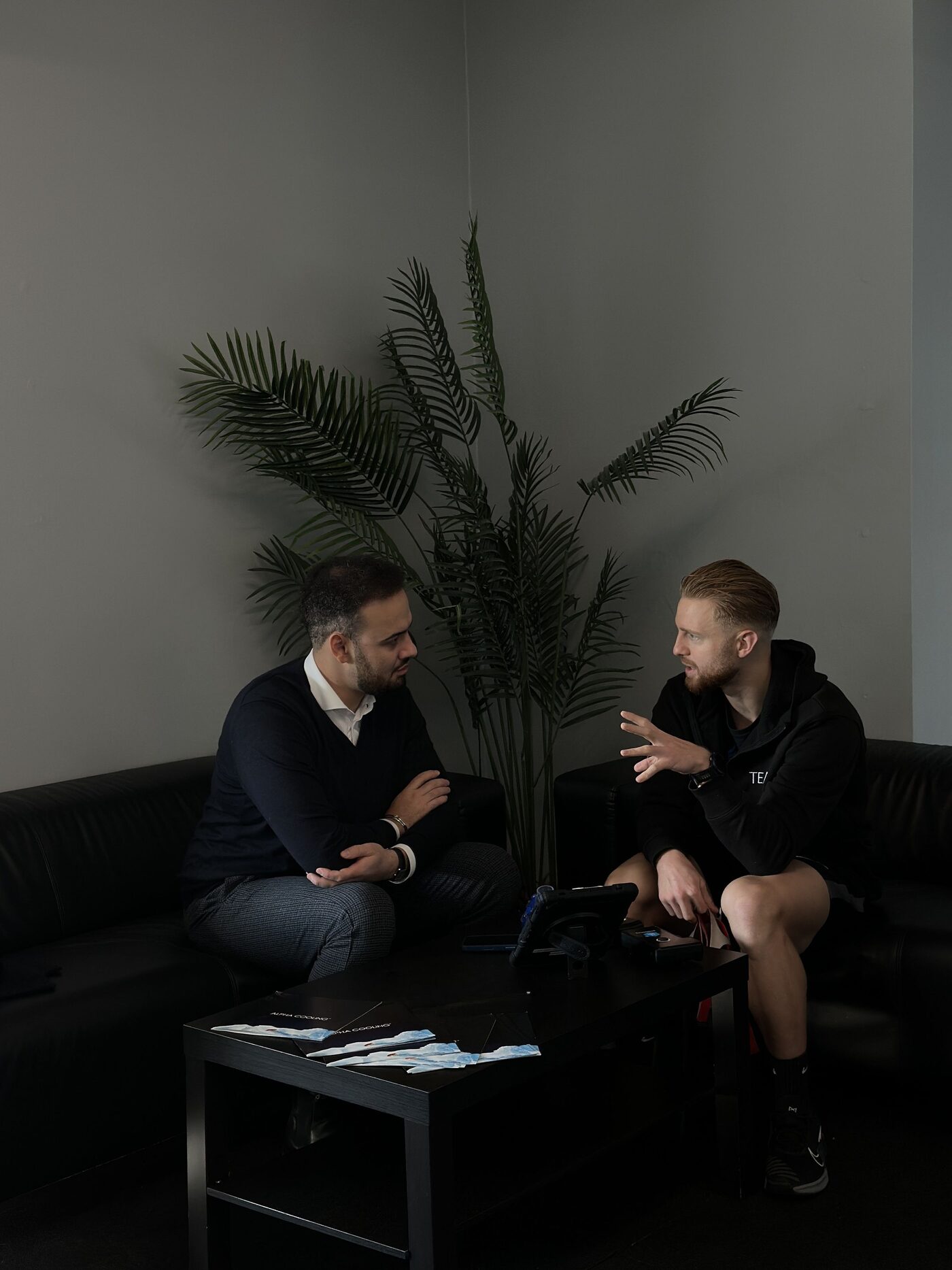 Justus Thielen im Beratungsgespräch mit einem Studiobetreiber